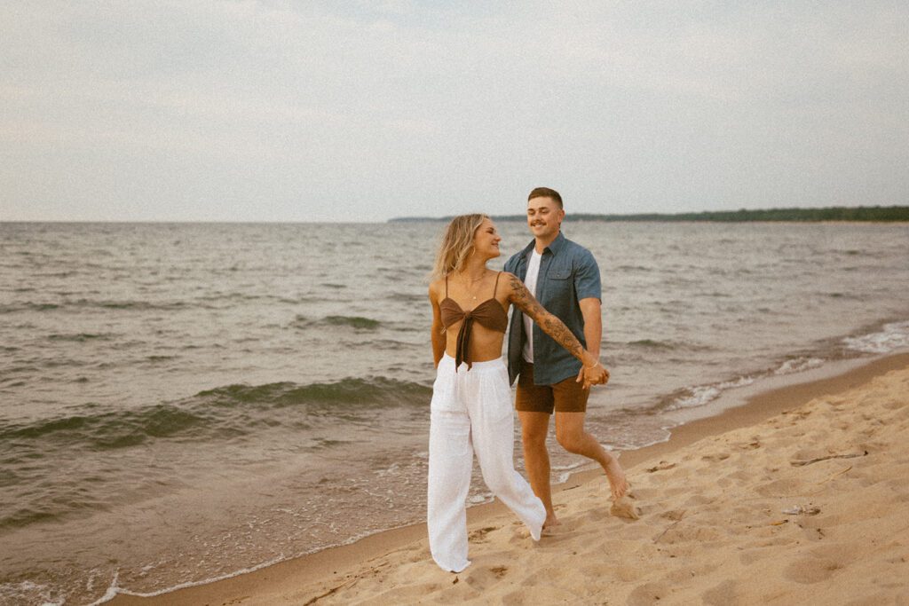 what to wear to your beach engagement photos in michigan